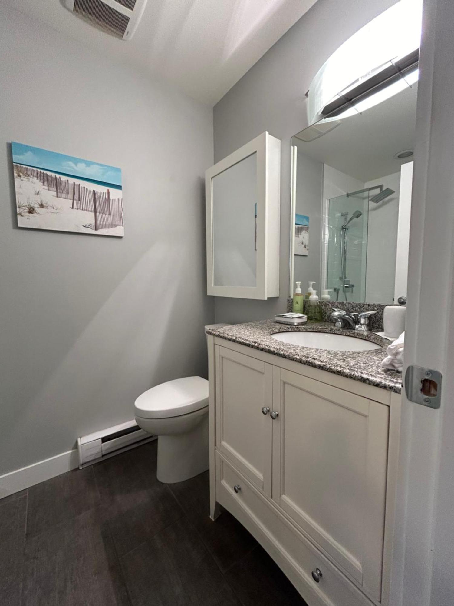 North Nanaimo Gem - Garden-View Room With Private Ensuite 외부 사진
